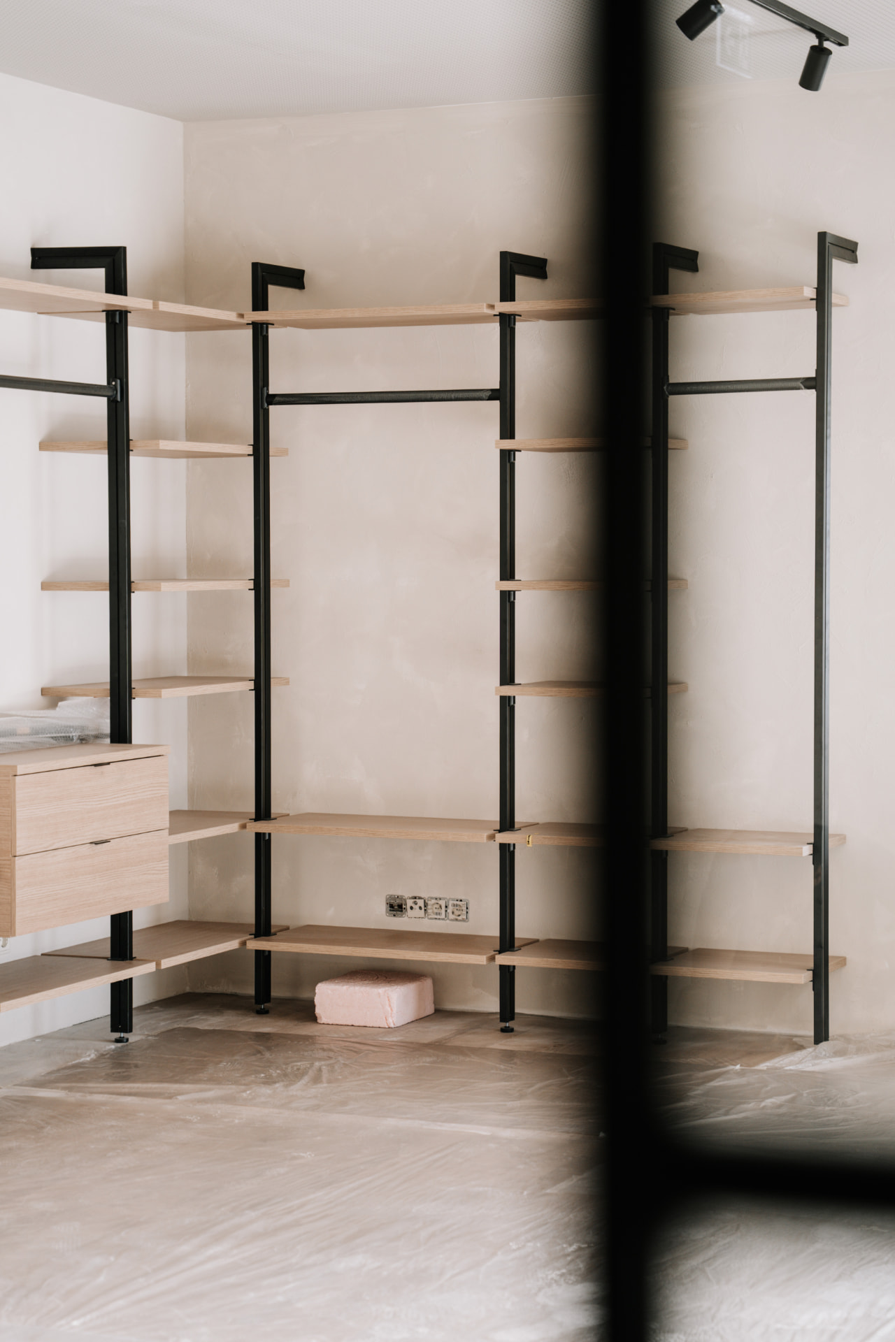 Studio-Umbau: neues Regalsystem mit Holzböden